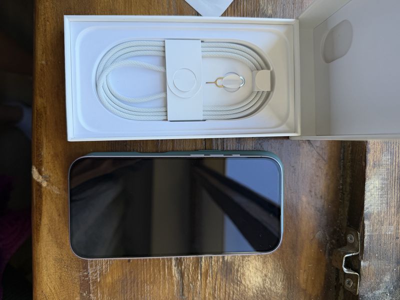 Знахідка Trofey: iPhone 17 256 ГБ нові за 35 000 грн — на 7 560 грн (−18%) нижче ринку. Київ, 28.09 16:25.