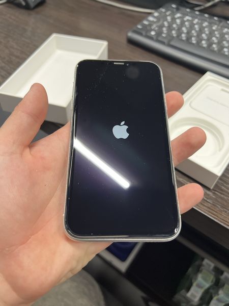 Знахідка Trofey: iPhone XR 64 ГБ б/у за 3 000 грн — на 1 500 грн (−33%) нижче ринку. Кам’янське, 24.09 17:26.